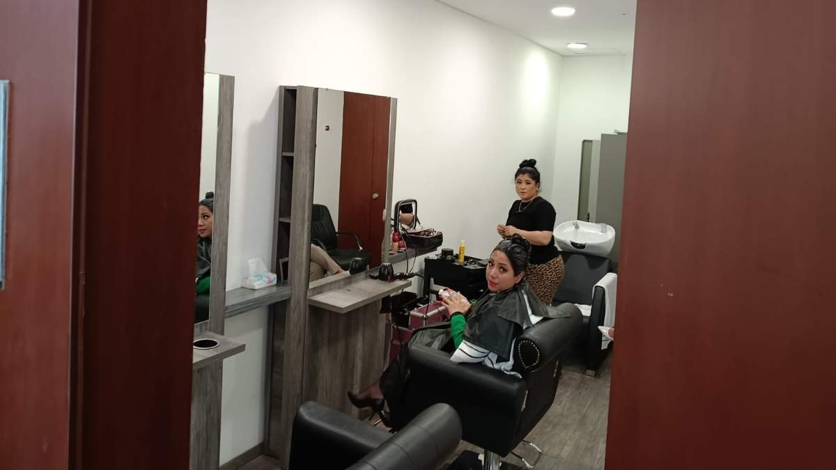 La senadora del PVEM, Juanita Guerra Mena, mientras se aplica un tinte en el salón de belleza
