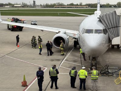 Pájaro choca con turbina de avión y causa incendio (Video)