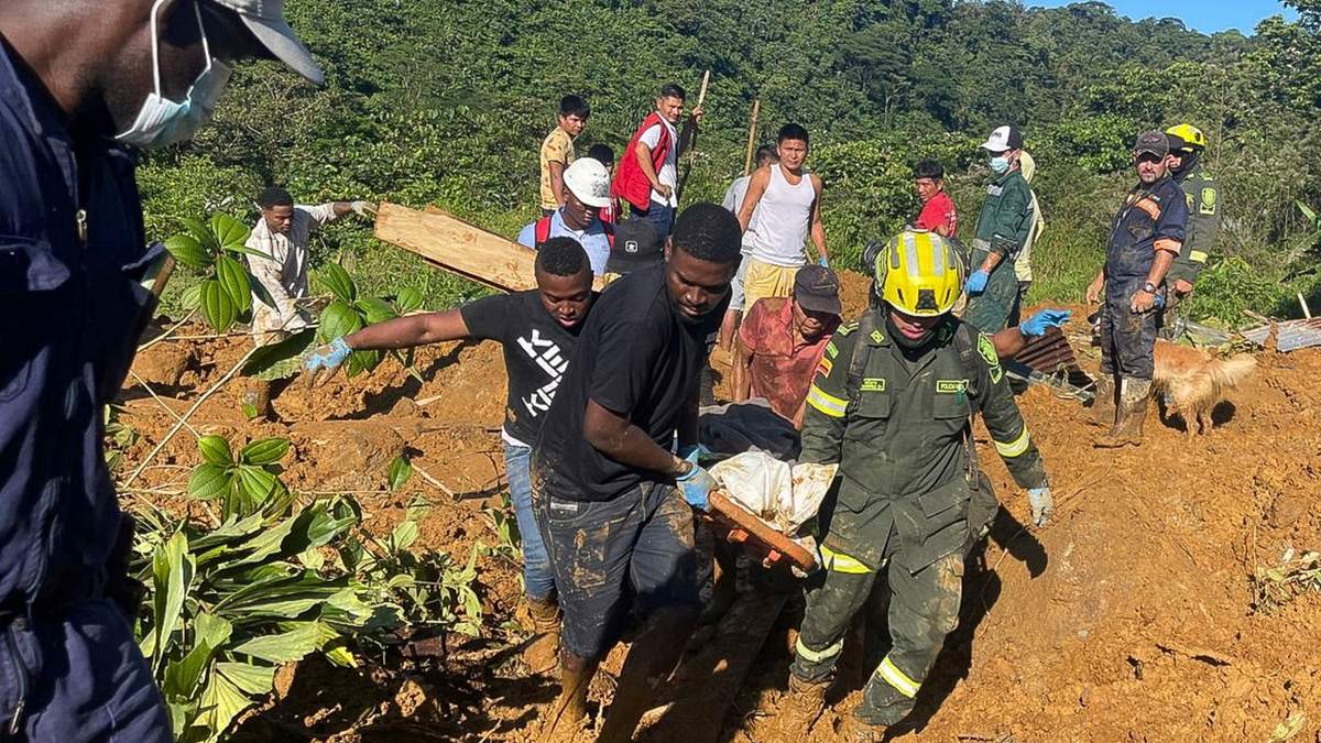 Un equipo de rescate recupera el cuerpo de una víctima de un deslizamiento de tierra en el oeste de Colombia