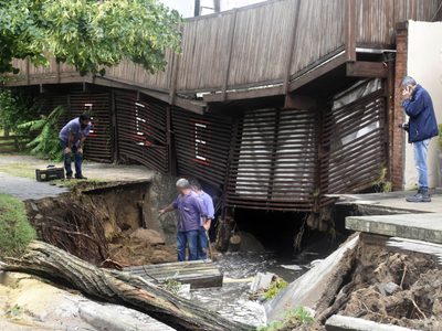 La furia del temporal en Pinamar en imágenes: cómo seguirá el clima este fin de semana