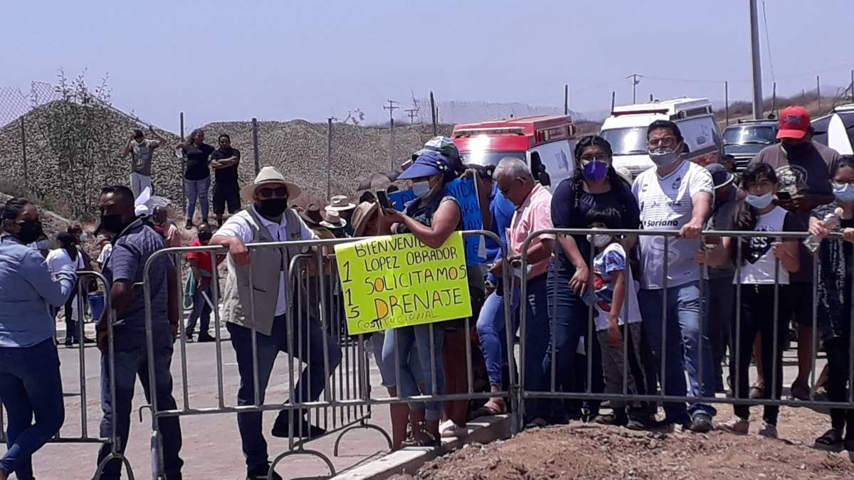 Pobladores exigen agua y drenaje durante la visita de AMLO