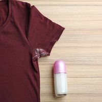 En solo dos pasos y sin gastar, quitá las manchas de desodorante de la ropa que ya dabas por perdida