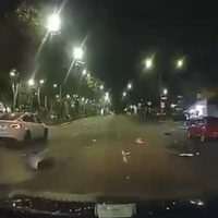 Motociclista muere tras pasarse un semáforo en rojo y chocar contra Tesla en CDMX