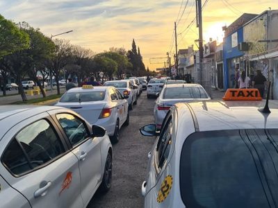 Un taxista y un chofer de la aplicación Uber a las piñas en Cutral Co