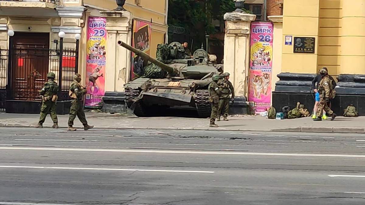 En esta imagen tomada de un video, un vehículo blindado ruso en una calle en Rostov del Don, Rusia