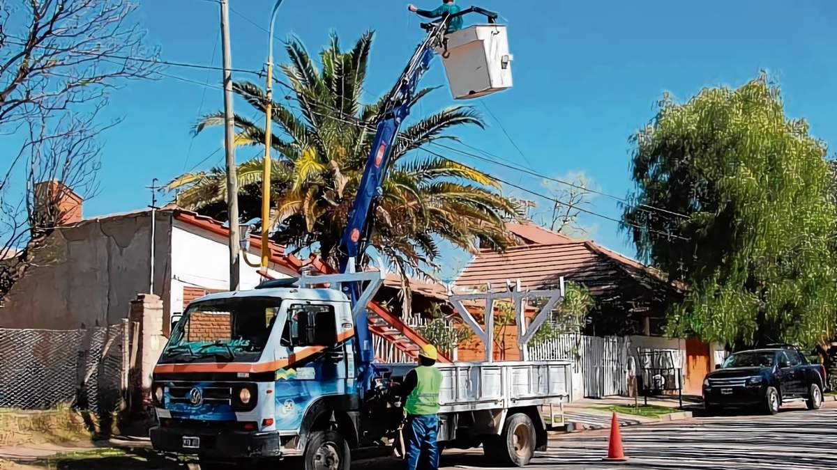 Personal idóneo repara el cableado. Fuente: (Twitter)