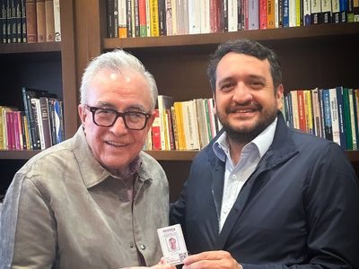 Rubén Rocha Moya se afilia a Morena; Andrés Manuel López Beltrán le entregó su credencial