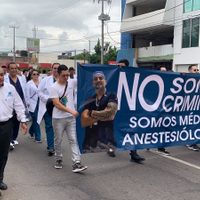 Médicos de Sinaloa marchan en defensa de anestesiólogo de BC detenido por posesión de fentanilo