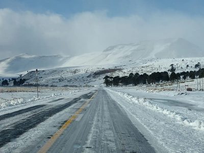 Tres rutas limítrofes presentan complicaciones por nieve y hielo