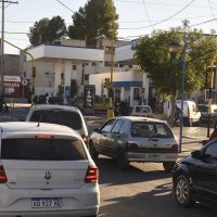 Cargar nafta es una odisea en Neuquén: hay largas filas y horas de espera