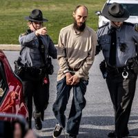 Detienen a hombre en Pensilvania por presuntamente incendiar la casa del gobernador Josh Shapiro
