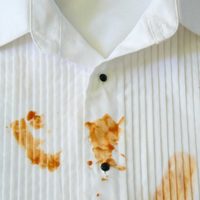 La receta infalible que tenés que probar para quitarles las manchas a los cuellos de las camisas
