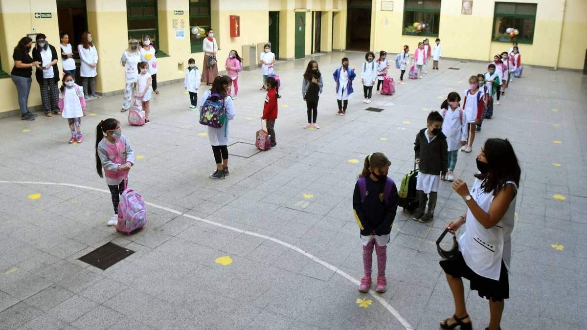 ANSES: hasta cuándo se puede cobrar el bono de Ayuda Escolar para AUH y SUAF. Fuente: (Twitter).