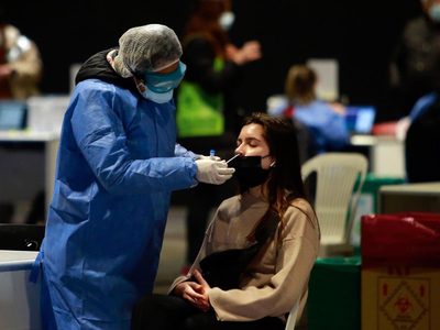 Coronavirus: bajaron los casos y aumentaron los fallecidos diarios