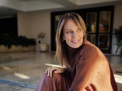 Nequi Galotti reafirma su estilo con una prenda clave del invierno: el chaleco de pelo