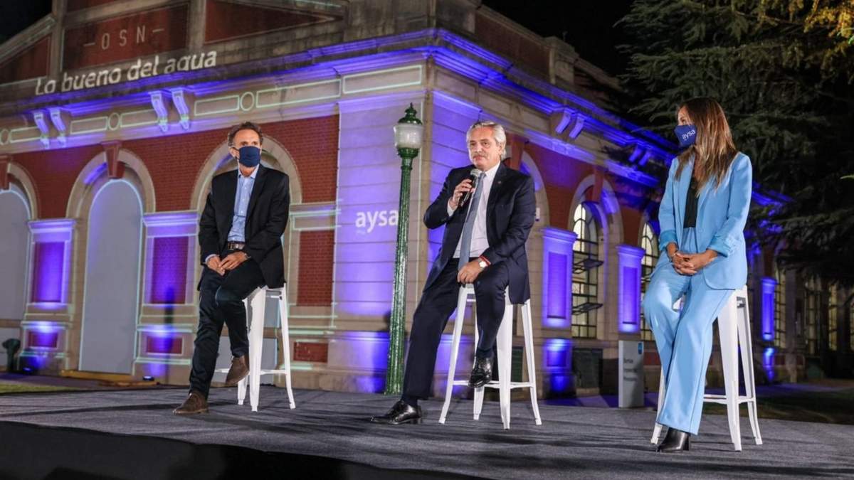 El presidente de la Nación, Alberto Fernández, y representantes del Gobierno en las instalaciones de AYSA. Fuente: (Twitter)