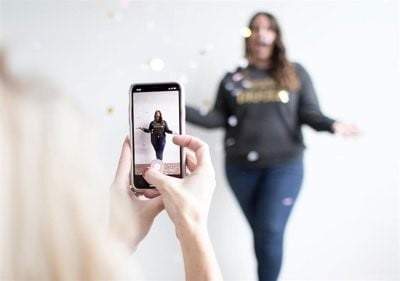 Una influencer grabando un video para TikTok