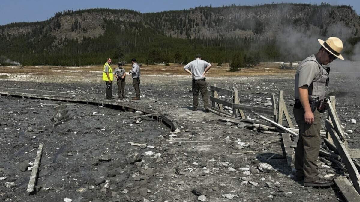 Personal del parque evalúa los daños a los senderos tras la explosión hidrotermal en el Parque Nacional de Yellowstone