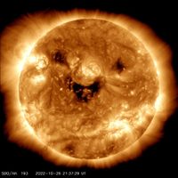 Telescopio de la NASA capta peculiar imagen del Sol “sonriendo”