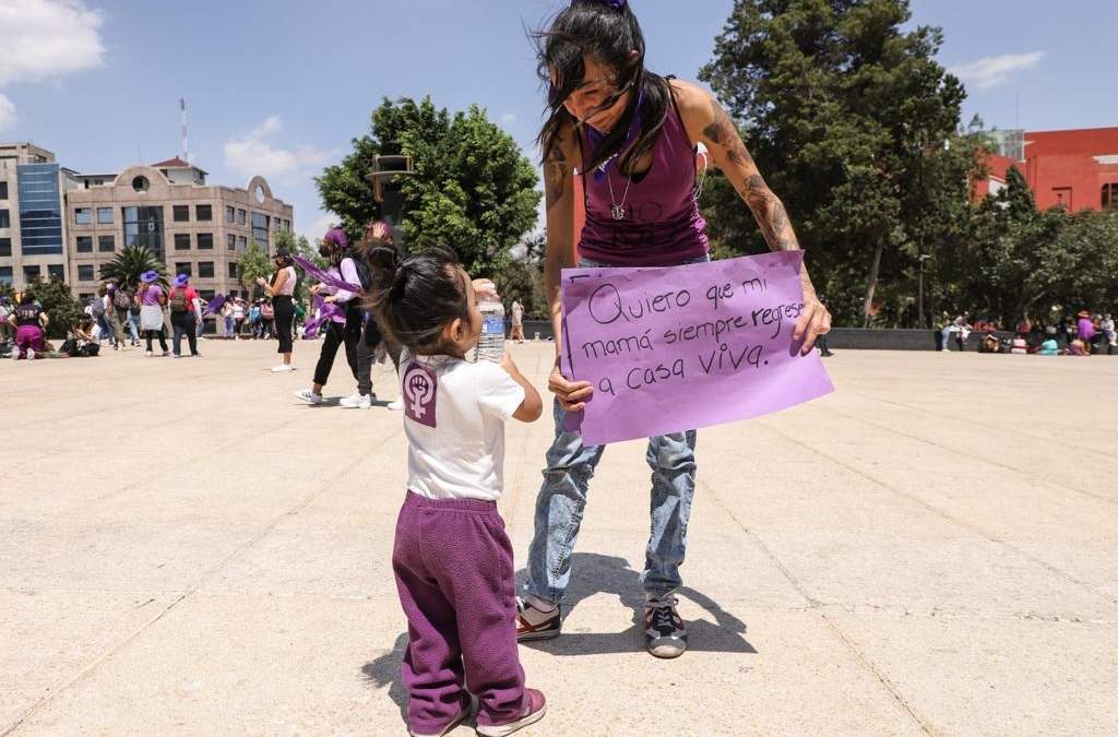 Una mujer y su hija en la explanada del Monumento a la Revolución