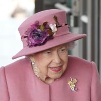 La Reina Isabel II confiesa sentirse "muy cansada y exhausta" tras contagio de covid-19