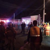 Mueren dos personas al explotar un autotanque con combustible en patios de la FGR en Puebla