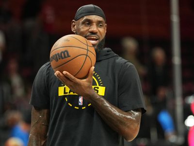 Otro récord para LeBron: Empata a Parish al aparecer en su partido 1,611 de temporada regular