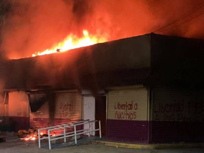 Presuntos normalistas queman oficinas del INE en Chiapas