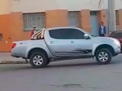 Robó una camioneta en pleno centro de Roca y arrastró a la dueña que quiso detenerlo