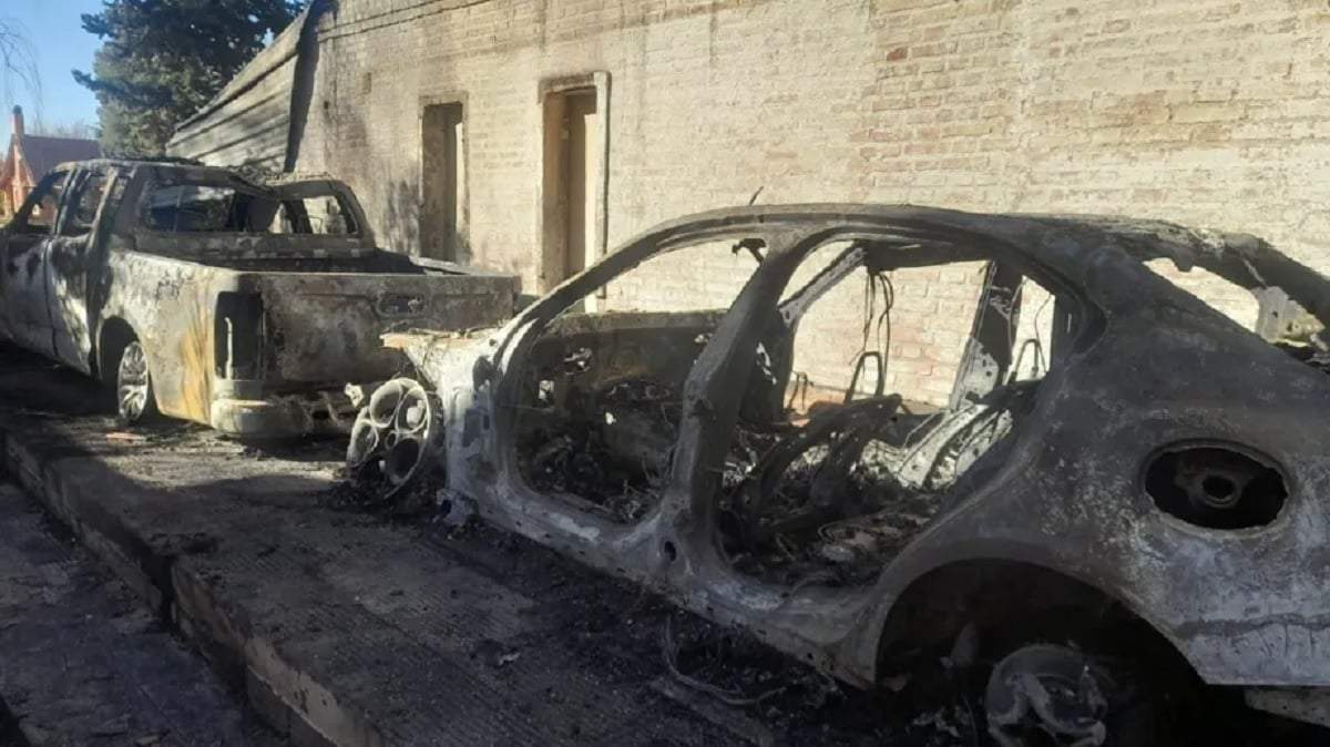 Dos vehículos calcinados y dos habitaciones afectadas, fue el resultado del incendio del martes por la madrugada. Fuente (X)