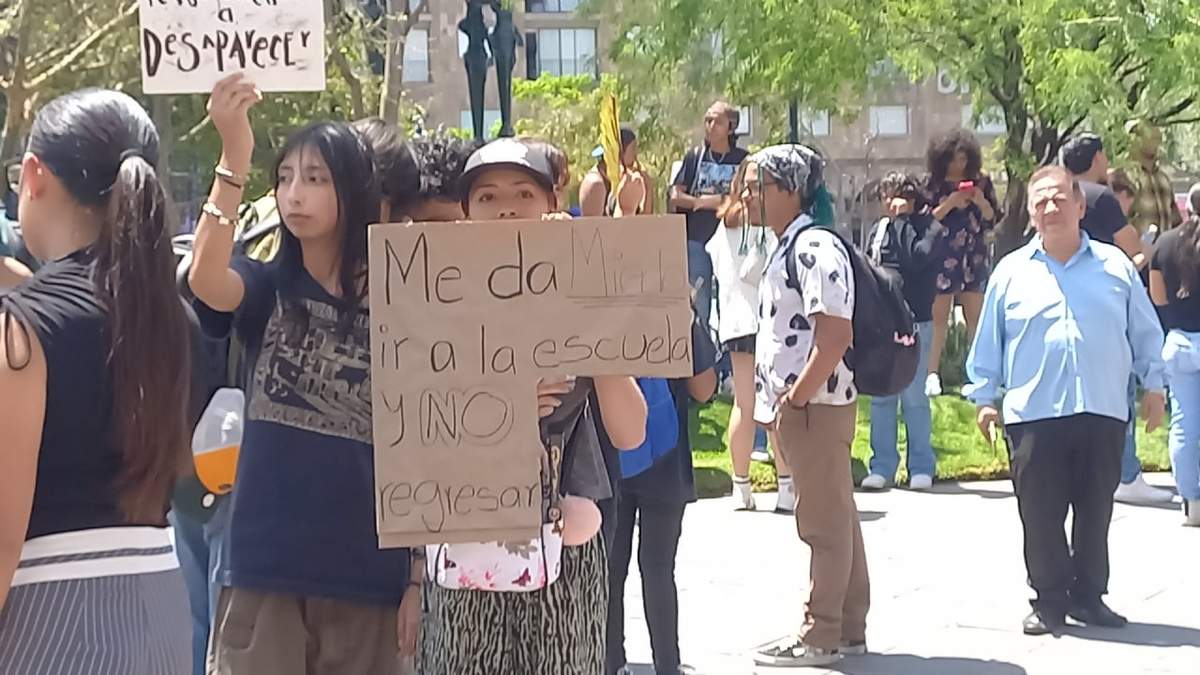 Protesta de familiares y estudiantes frente al Palacio de Gobierno de Jalisco
