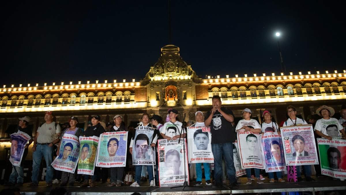 Padres de los 43 protestan frente a Palacio Nacional