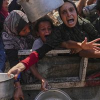 Mueren 20 personas al volcarse un camión con ayuda en Gaza; aumentan víctimas mortales por hambre