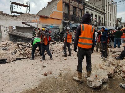 Se desploma una barda sobre un microbús en el Centro Histórico; hay 4 heridos