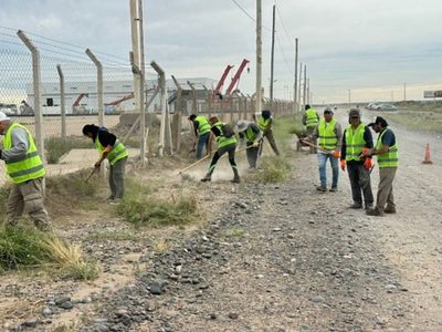 Ceramistas de las fábricas Neuquén y Zanon realizan tareas de limpieza al consorcio del Parque Industrial