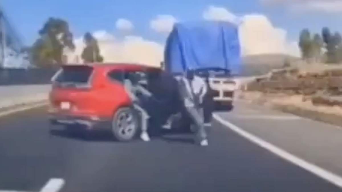 El momento en el que los sujetos armados cierran el paso y bajan de la camioneta