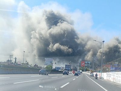 Fábrica de colchones se incendia en Ecatepec, Estado de México (Videos)