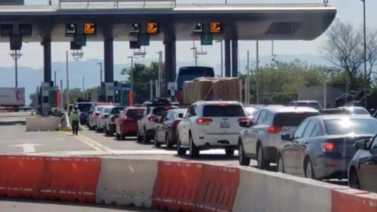 Turistas llegan a la caseta de Alpuyeca, rumbo a Acapulco