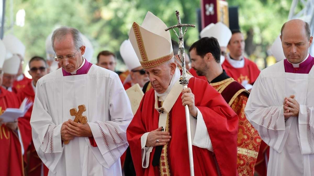 El líder religioso durante la celebración de la Divina Liturgia Bizantina en la fiesta de la Exaltación de la Santa Cruz