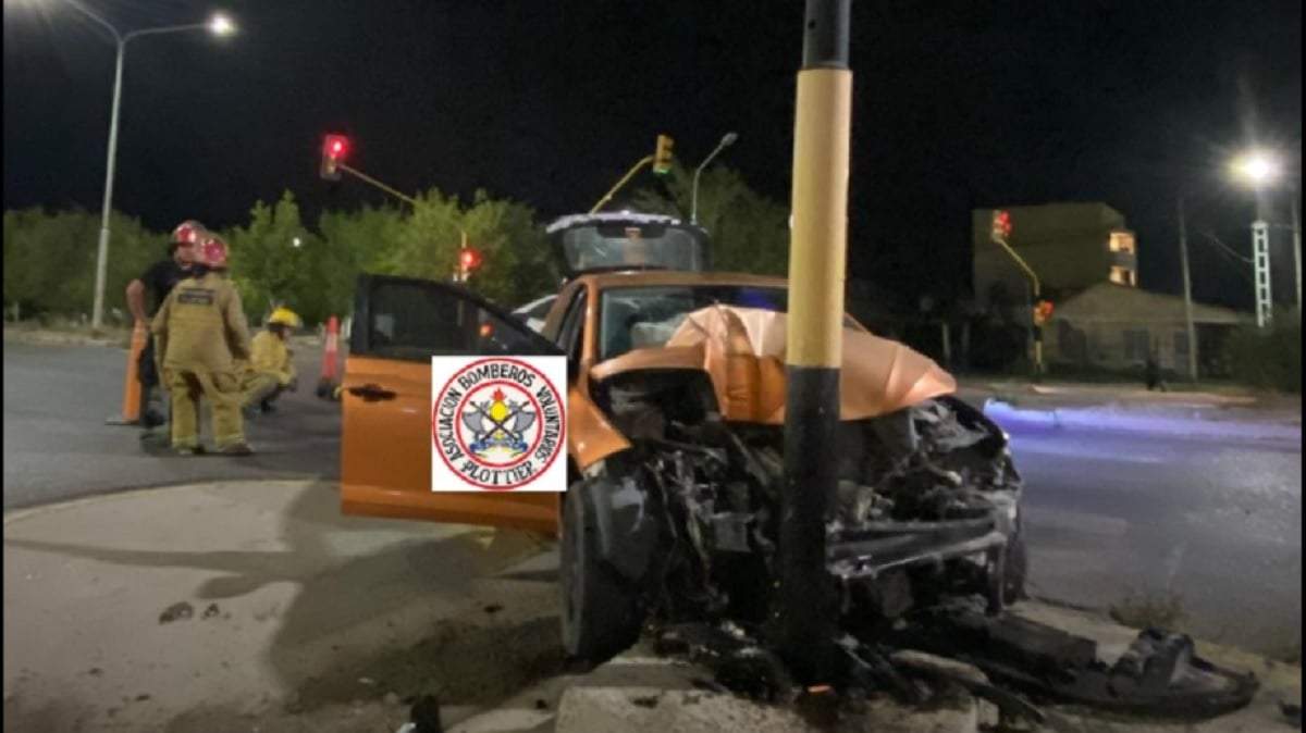 El choque contra el semáforo fue muy fuerte. Fuente (Bomberos de Plottier)