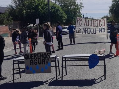 La comunidad de la Escuela 59 se sumó al reclamo por la falta de agua en el Barrio Vista Hermosa