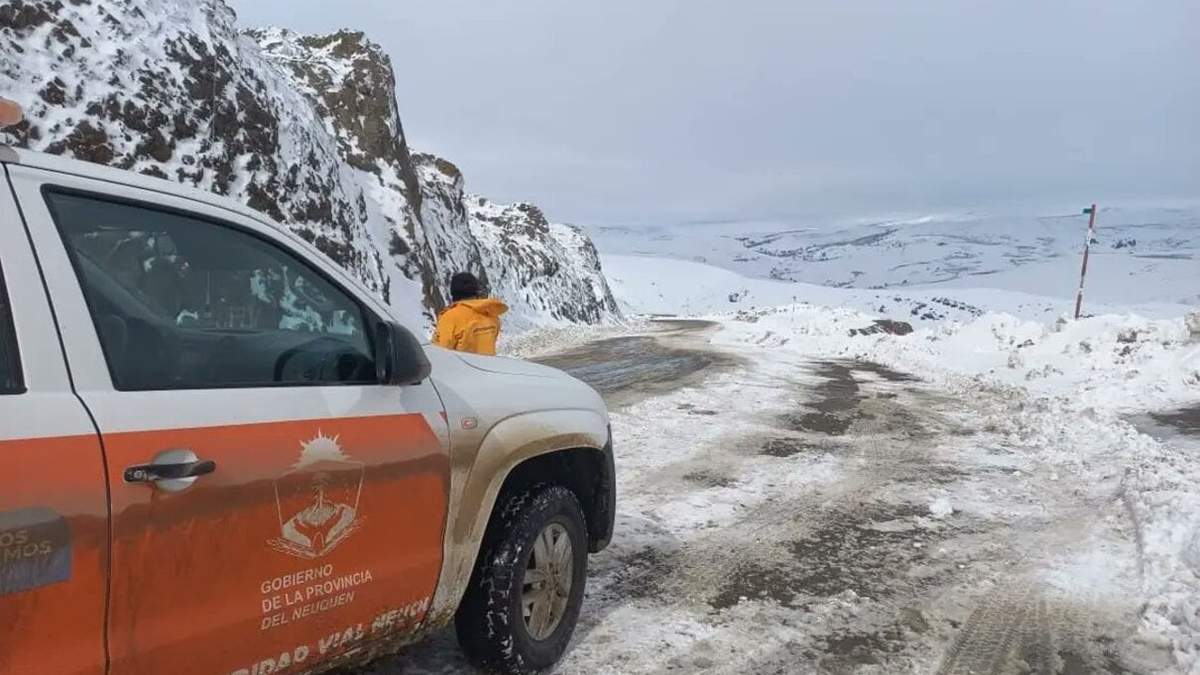 Personal de Seguridad Vial Neuquén desarrolla el Operativo Nieve en la provincia. Fuente: (Twitter)