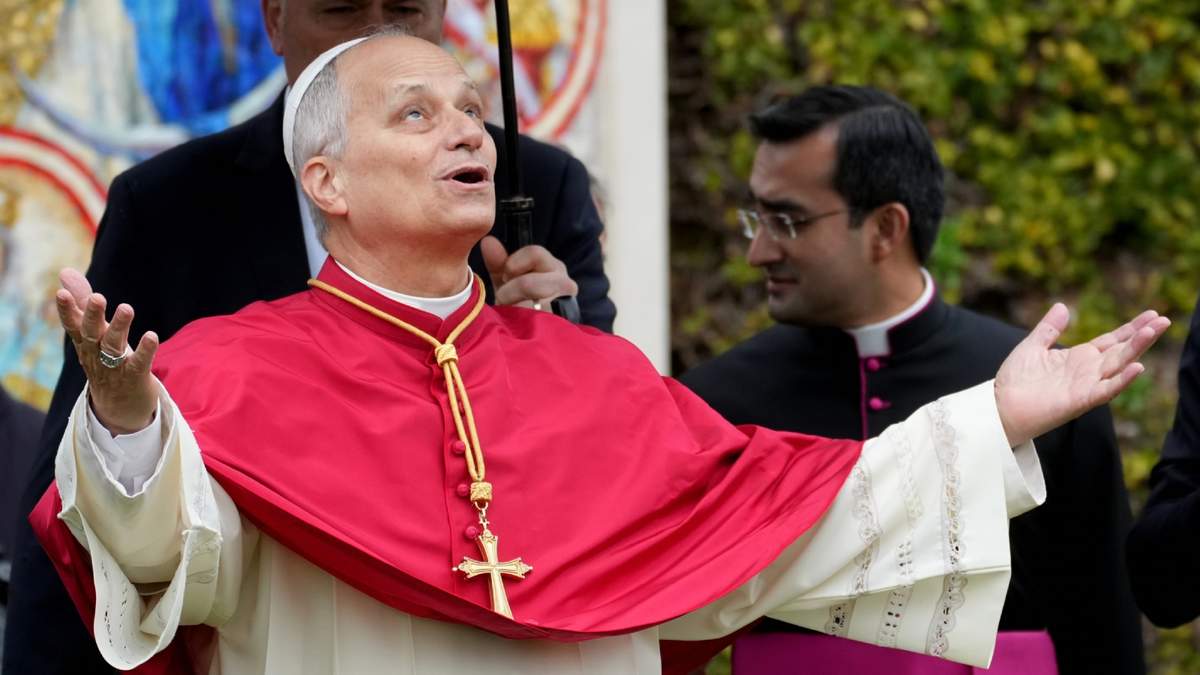 El papa León XIV llega para la bendición de un mosaico de la virgen María y una estatua de Santa Rosa de Lima en los Jardines Vaticanos