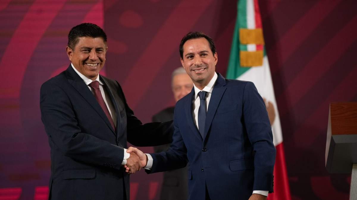 Salomón Jara, gobernador de Oaxaca, entrega a Mauricio Vila, de Yucatán, la presidencia de la Conago durante la mañanera del 9 de octubre de 2023