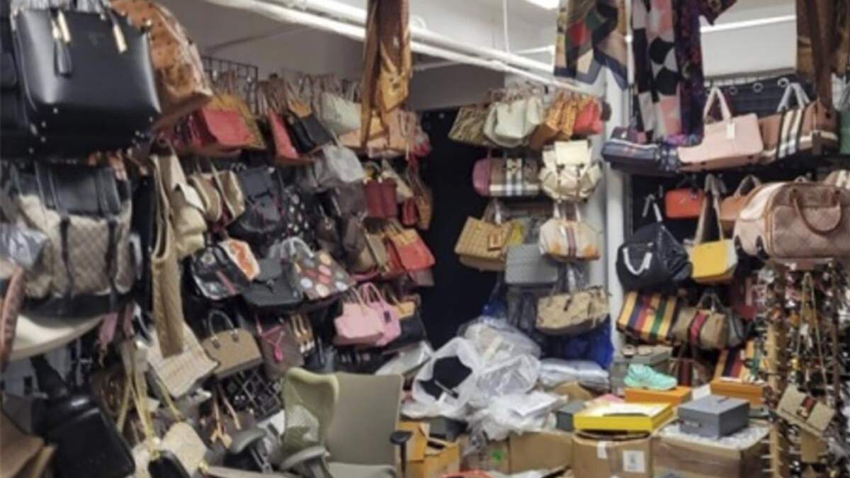 Bolsas y carteras de imitación decomisados en Nueva York, EU
