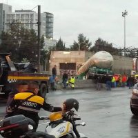 Un tráiler choca contra muro e invade vías del metro Tepalcates; no hay heridos