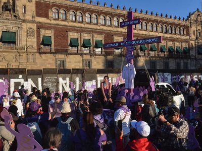 Miles de mujeres inundan el Zócalo de la Ciudad de México