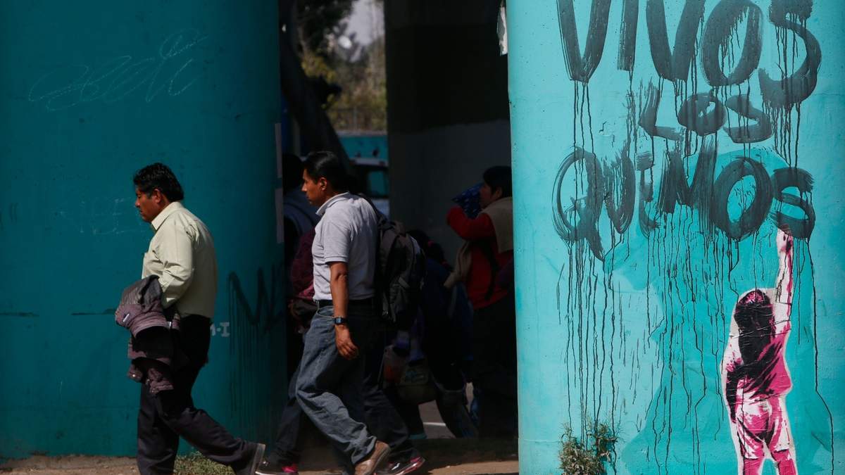 Miles de maestros de la Sección 22 de Oaxaca y estudiantes marcharon al Zócalo como parte de las protestas por la desaparición de los 43 normalistas