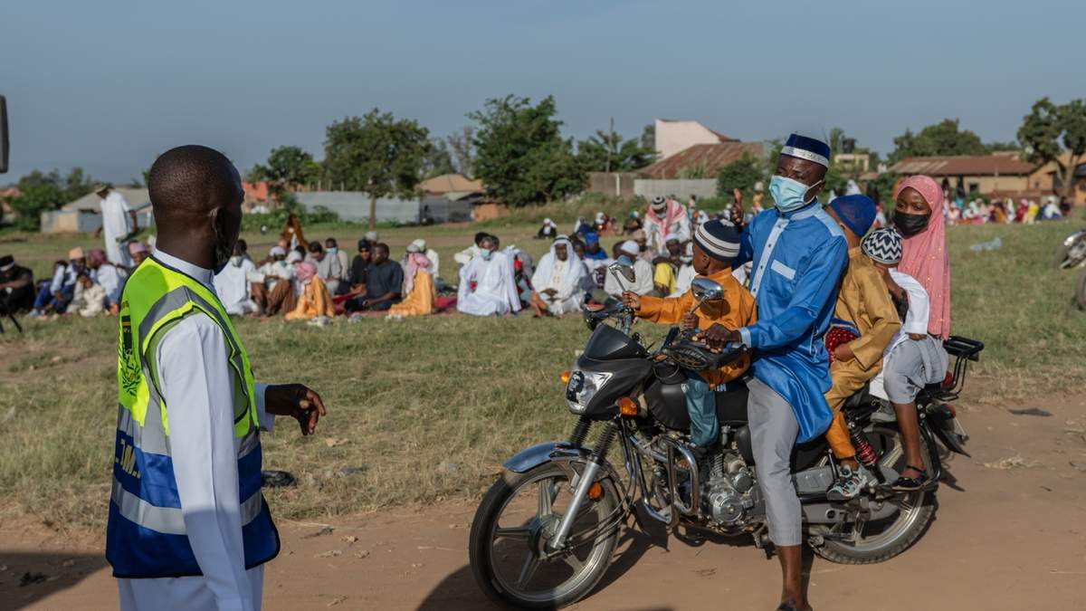 Una familia musulmana llega en moto para asistir a las oraciones del Eid al-Adha en la escuela Sayo Muhamed en medio de un brote de ébola en Bunia, Congo, el miércoles 27 de mayo de 2026