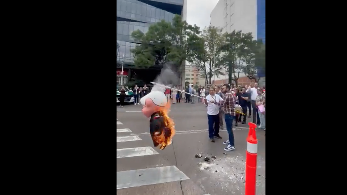 En redes sociales circularon videos de la quema de la piñata